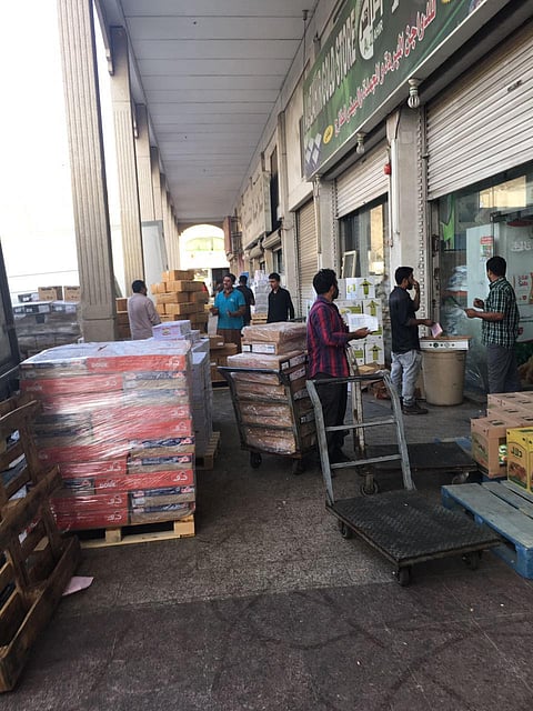شاهد.. حملة موسّعة تضبط محلات مخالفة وتسحب رخص 8 ثلاجات بالكعيكة