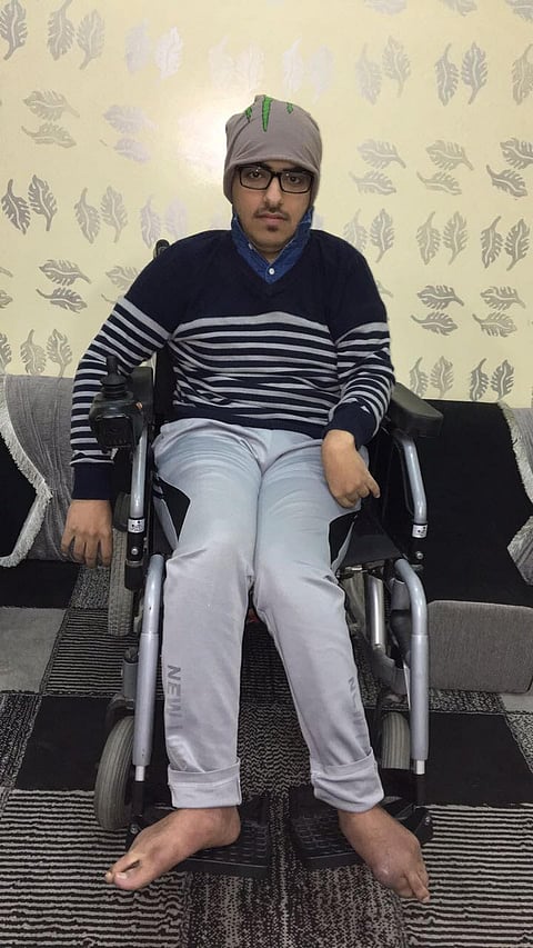 بعد رفض وتكالب ديون .. أب يناشد مستشفيات المملكة استقبال ابنه المشلول