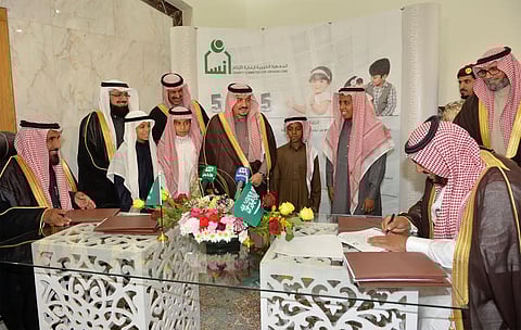 أمير الرياض يشهد توقيع عدة شراكات لجمعية إنسان بحوطة بني تميم