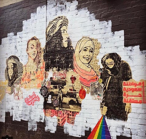 بالفيديو..  مجهول يخرب جدارية فنانة سعودية بأستراليا