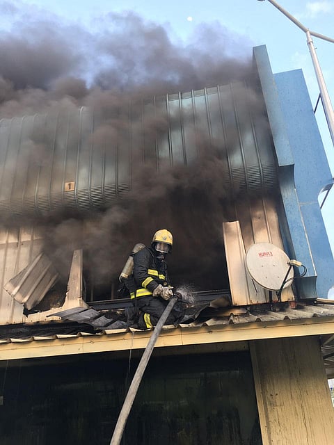 شاهد.. مدني الطائف يُسيطر على حريق سوق المسترجعات وإصابة شخص