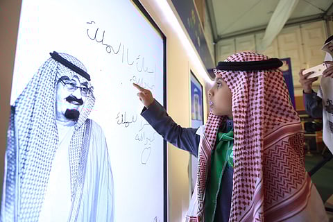 شاهد.. الصغار يعبّرون عن مشاعرهم تجاه "بابا عبدالله" في جناح الطفل