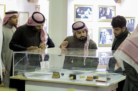 تعرّف على أول من حاز جواز السفر في عهد "عبدالعزيز".. صمم "العلم الأخضر" وأسس "التعليم المنتظم"