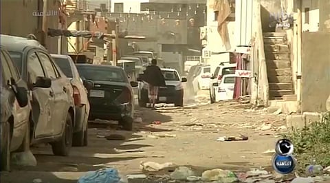 شاهد.. المخدرات والجريمة وتكسير السيارات واقع تعيشه أحياء جدة العشوائية