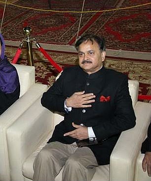 السفير الهندي يفاجئ جناح الشمالية بطلبه عرض لفن الدحة الوائلية