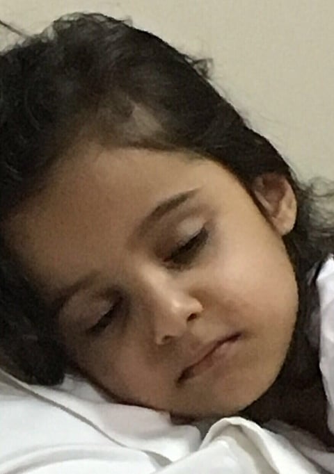 الطفلة "حلا" ضحية الخطأ الطبي بجدة لا زالت تتلقى علاجها بـ"تخصصي جدة"