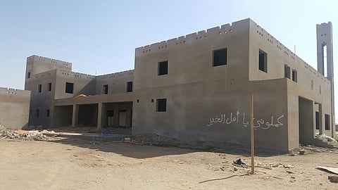 شاهد.. فاعل خير يستنطق جدران جامع بتبوك: "كملوني يا أهل الخير"