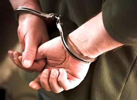 توقيف شخص بحوزته كيابل ومقصَّا حديدٍ في ينبع
