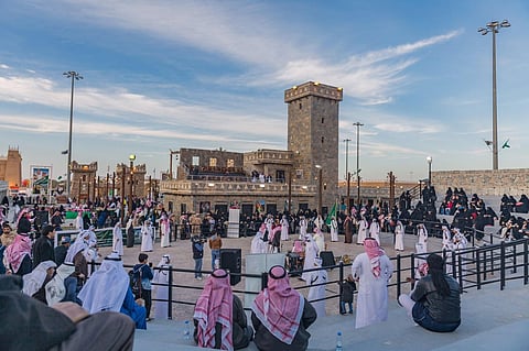 شاهد.. "بيت الباحة" بالجنادرية يعيد للأذهان حكاية "بساط الريح" الأسطورية