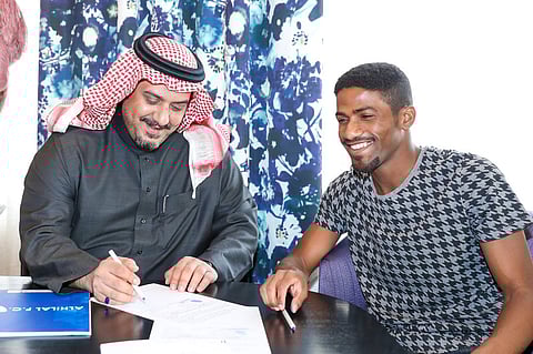 الهلال يخطف "عوض خميس" من النصر