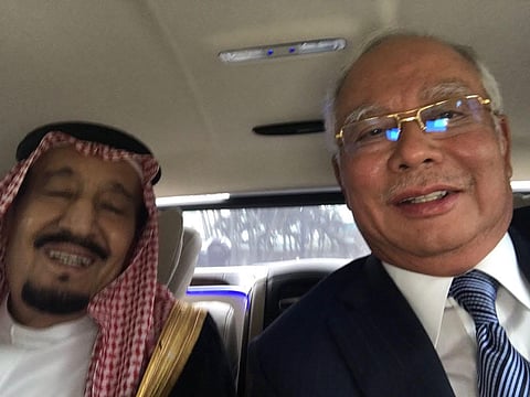 شاهد.. رئيس الوزراء الماليزي يحتفل بـ"سيلفي" مع الملك سلمان