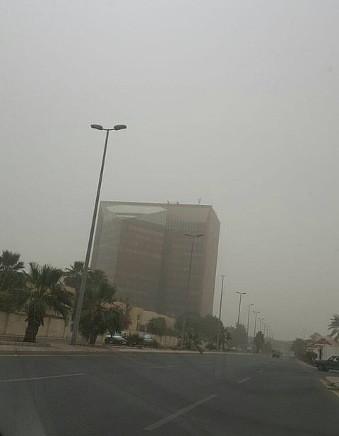 "صحة جدة" تواجه "العاصفة الترابية" بإعلان الطوارئ.. "تحذير وتنبيه"