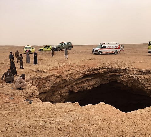 كشف تفاصيل سقوط مركبة داخل خسف أرضي ووفاة قائدها