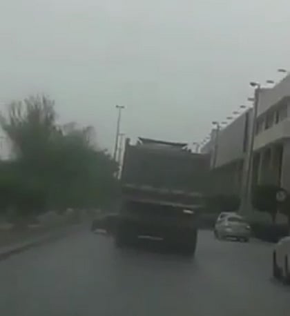 مصادر "سبق" تكشف تفاصيل فيديو شاحنة تدفع مركبة صغيرة بالرياض