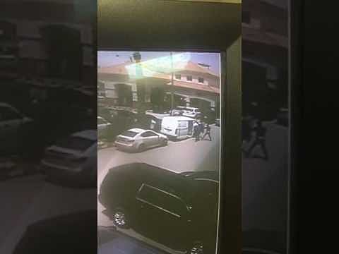 شاهد.. فيديو يكشف هجوم المقنعين الثلاثة على سيارة نقل الأموال بالرياض