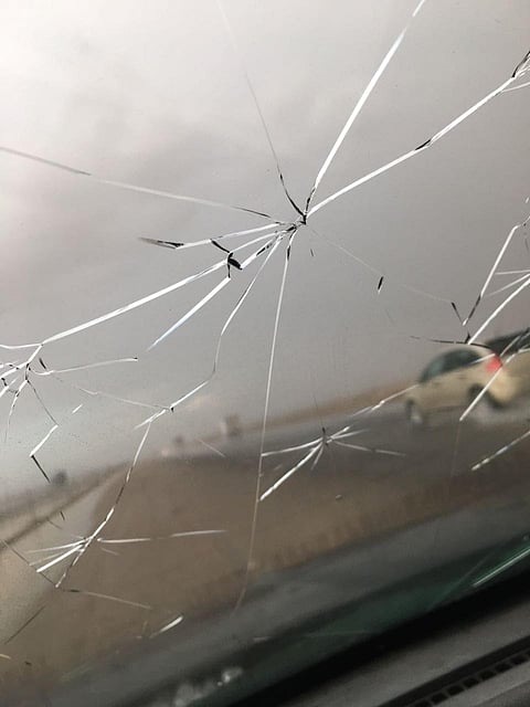 شاهد.. أمطار غزيرة مصحوبة بـ "البرد" تربك حركة طريق الطائف-الرياض