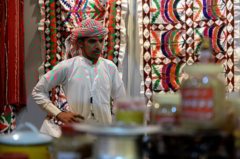 شاهد.. زركشات التراث تستدرج زوار مهرجان الإبل