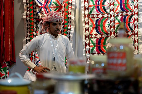 شاهد.. زركشات التراث تستدرج زوار مهرجان الإبل