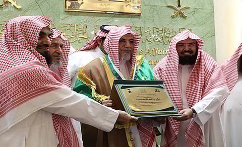 "السديس" يقلد بن حميد وسام الرئاسة لجهوده في خدمة الإسلام