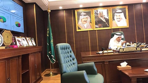 شاهد.. مدير "صحة الطائف" يراقب أداء المستشفيات بـ"شاشات" في مكتبه