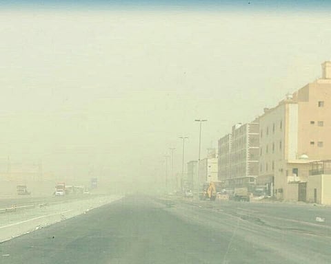 موظفو جدة ومكة: نطالب بمساواتنا بمنسوبي "التعليم".. صدورنا لا تحتمل الغبار