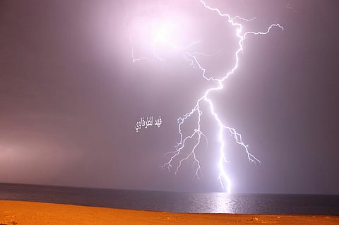 شاهد.. البروق تنير سماء مركز مقنا بتبوك