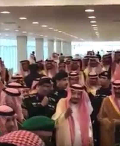 شاهد.. ماذا ردّ الملك سلمان على مواطن طلَب السلام عليه في حفل مهرجان الإبل