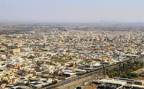 تحقيقات في تعدي معلم على طالب معاق ببيشة..  و"التعليم": عدوانيته طالت القائد!