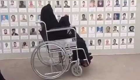 شاهد.. مسنَّة تقف أمام صور الشهداء متضرعة بالدعاء لهم
