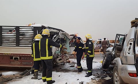 الجوف: حالتا وفاة و5 إصابات نتيجة تصادم بين مركبة وشاحنة