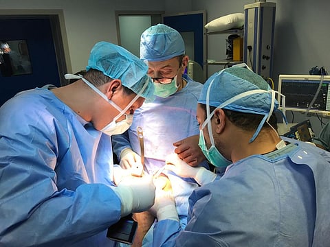 الجوف.. "مفصل غير أسمنتي" يُنهي معاناة عشرينية مع صعوبة المشي