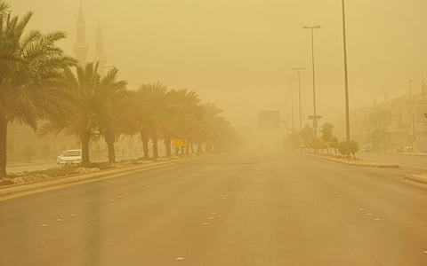 "الإنذار المبكّر" ينبّه الرياض والشرقية: أتربة وشبه انعدام للرؤية