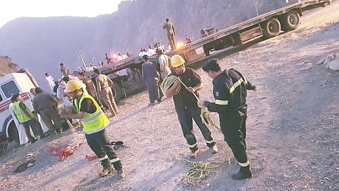 شاهد.. كيف نجح "مدني ثقيف" في استخراج شاحنة كادت تهوي بمنحدر عقبة الصفيحة؟