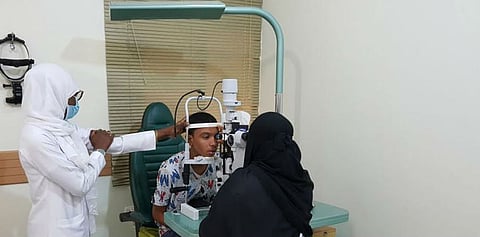 مركز طبي للعيون يتكفل بعلاج "فتاة مكة المصفوعة" وأسرتها مدى الحياة