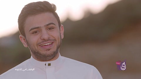 المنشد الفوزان يتغنى بالأم في كليب "أم الحلوين.. وشلونتس"..