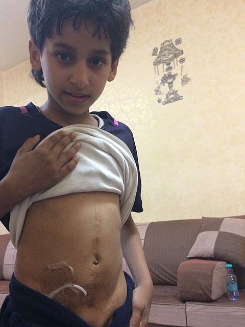 أسرة "منصور" تتهم "الصحة" بتجاهله .. وأصدقاء والده يدشّنون مبادرة الـ 70 ألفاً