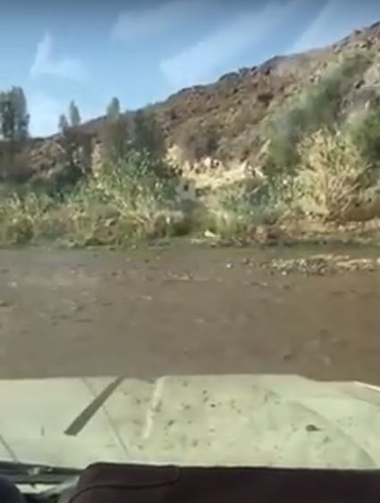بالفيديو.. ولي أمر طالب يعبر بمعلمين وادياً أثناء السيول في بيشة