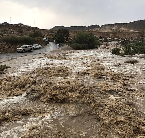 بالصور والفيديو .. الأمطار تغمر الطائف والدفاع المدني ينقذ عائلة جرفتها السيول