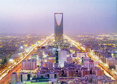 ريادة السعودية بالوقوف مع المسلمين.. "مواقف وثبات" يشهدهما التاريخ