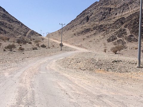 مرتادو طريق الشميسي بالعيص يطالبون بإكمال الجزء المتبقي منه