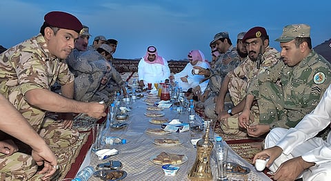 شاهد .. "تركي بن هذلول" يشارك بواسل الحدود طعام الإفطار والصلاة ويستعرض مهاراتهم