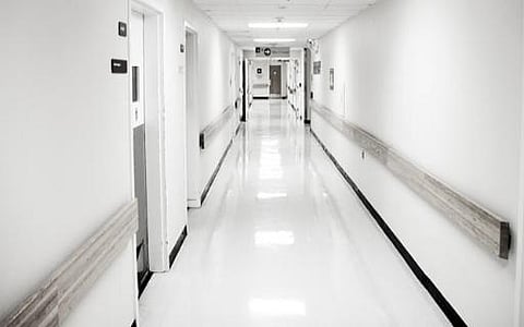 مشغِّل مستشفى "العارضة والعيدابي" يخالف توجيهات أمير جازان ويؤخِّر الرواتب