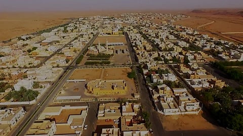 شاهد .. "أشيقر" تستهوي الزوار بقريتها التاريخية ومنتزهاتها ومتاحفها