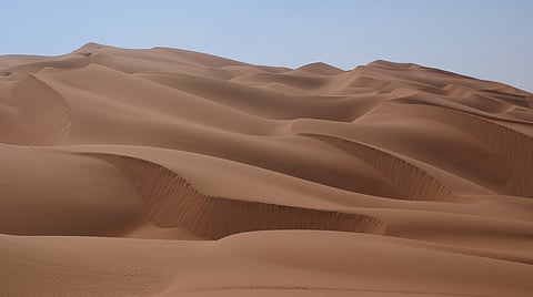 العثور على جثة شخص تحت ظل شجرة في منطقة صحراوية بالأفلاج