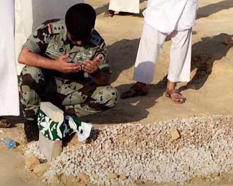 شاهد.. موقف مؤثر لضابط في مراسم دفن الشهيد "اليامي"