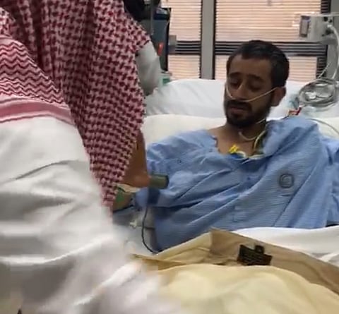 بالفيديو.. "تركي بن طلال" يهدي "بشته" للمقدم الشواف بعد مغادرته العمليات ويقبِّل جبينه