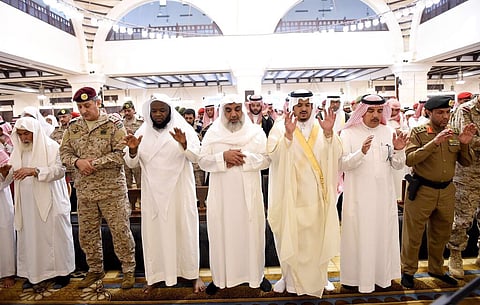 شاهد.. أمير الرياض بالنيابة يؤدي صلاة الميت على الشهيد "الشتوي" ناقلاً تعازي القيادة