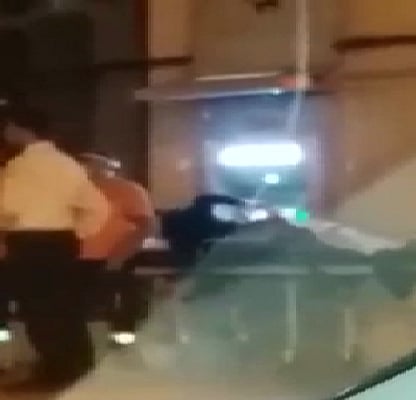 فيديو بالمغرب.. شخص فوق نقالة إسعاف يسحب نقودًا من آلة صرف