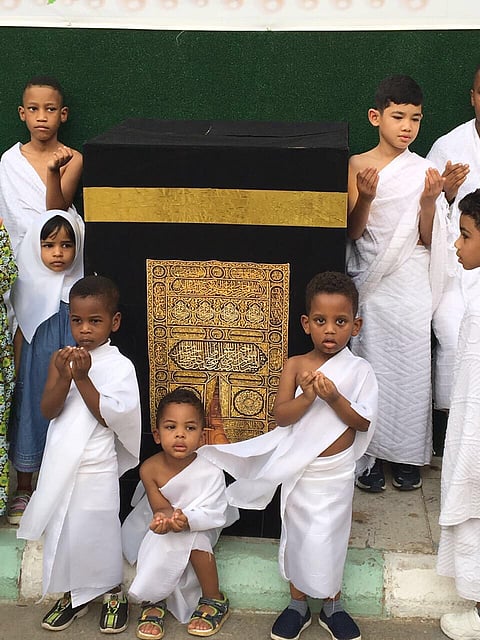 شاهد.. أطفال حضانة جدة بلبس الحجاج ويحتفلون بالأضحى