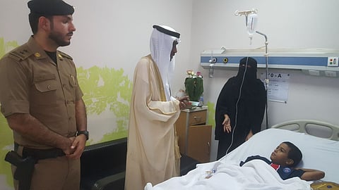 محافظ صبيا يزور الطفل المعنف ويشيد بدور الحماية والشرطة